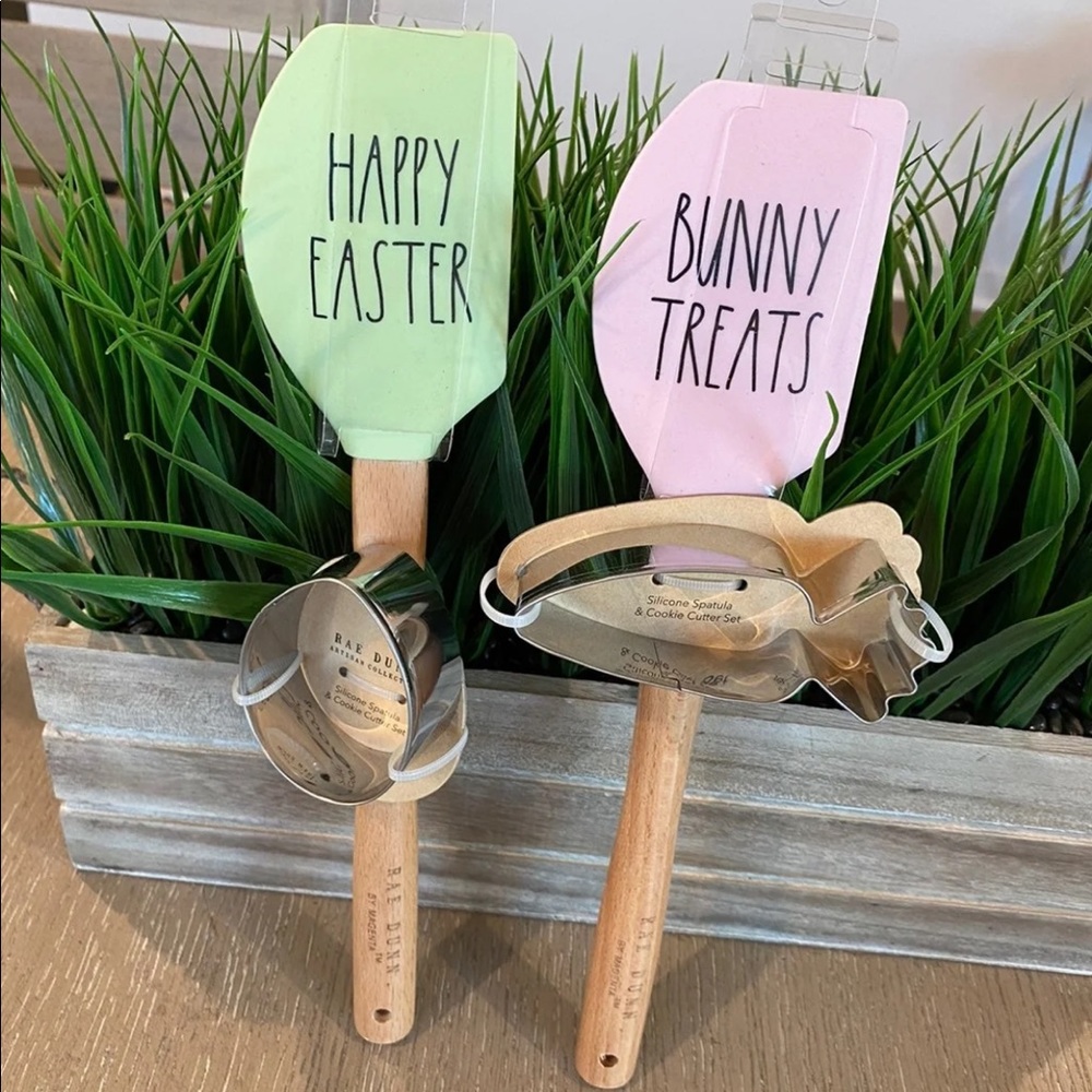 Rae Dunn  
2 Silicon Spatula & Cookie Cutter Set